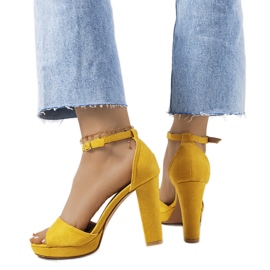 Gula sandaler på Saldana-stolpen