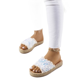 Vita tofflor på Susanna-plattformen