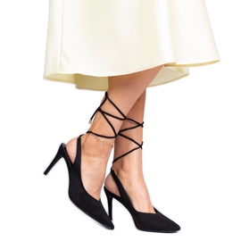 Svarta höga klackar med öppen klack