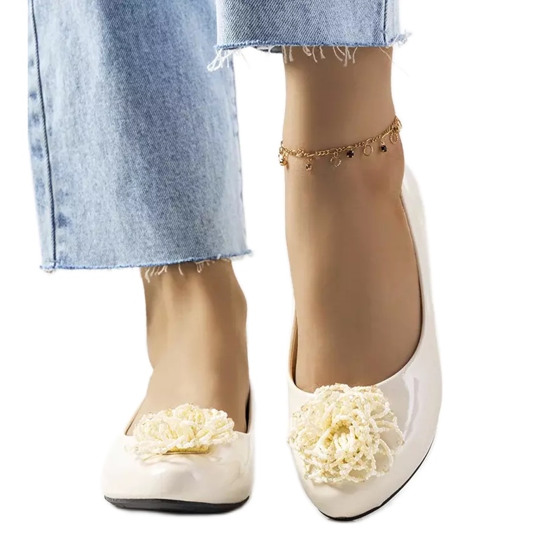 Beigelackade ballerinor från Parnela