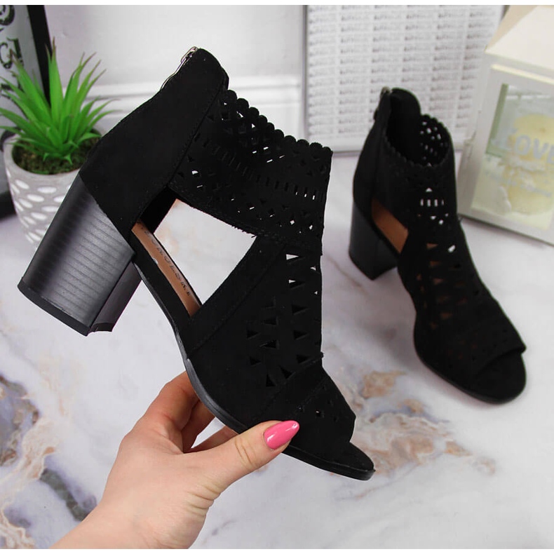 T.Sokolski Svarta genombrutna sandaler för kvinnor från T. Sokolski