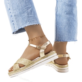 Gyllene sandaler för kvinnor