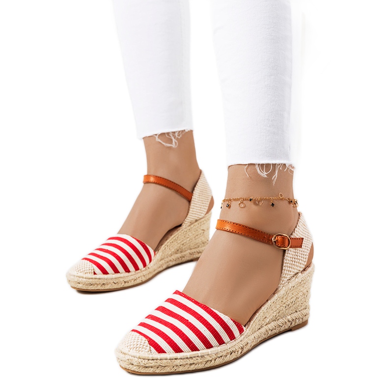 Röda espadrillor på Garvan-kilen beige