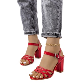 Röda sandaler på en dockningsstolpe