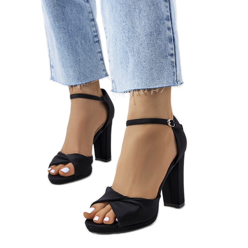 Svarta sandaler på Larana-stolpen