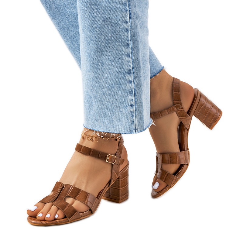 Bruna sandaler på Haiden-stolpen