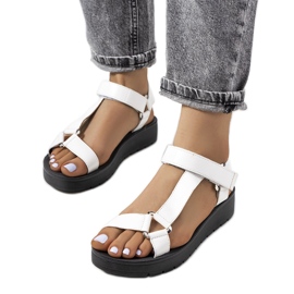 Vita sandaler på Dugan-plattformen