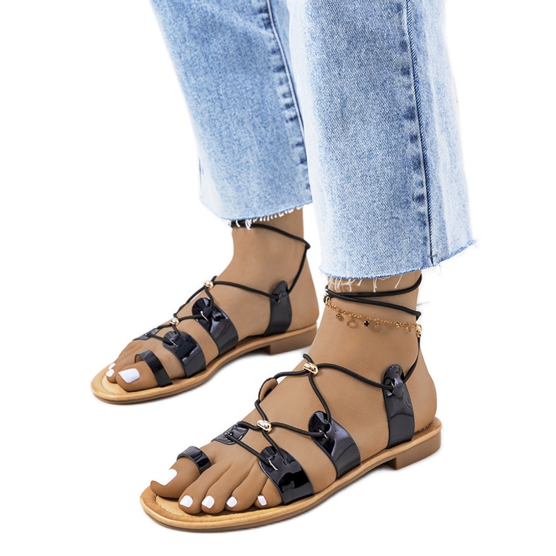 Albertis svartlackade sandaler