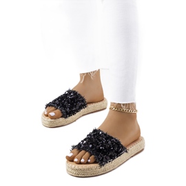 Svarta tofflor på Susanna-plattformen