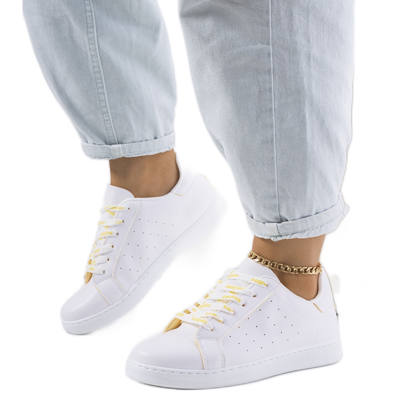 Koho vita och gula sportskor