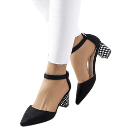 Svarta pumps på Rowena-stolpen