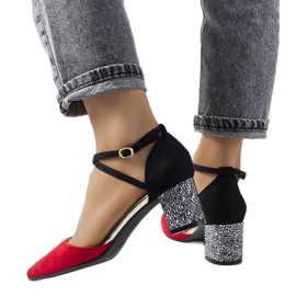 Röda och svarta pumps på Kittie-stolpen