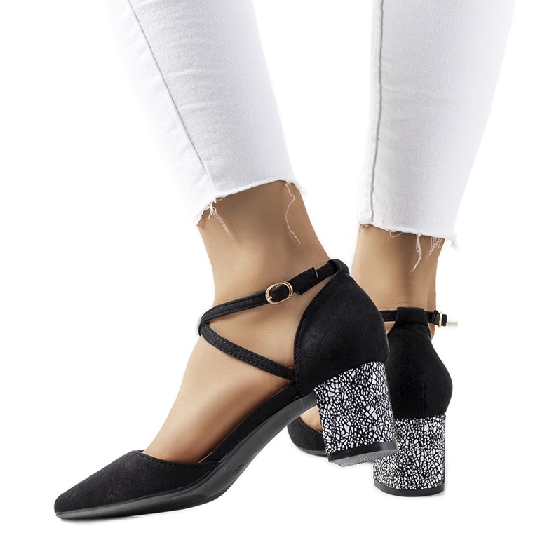 Svarta pumps på Kittie-stolpen