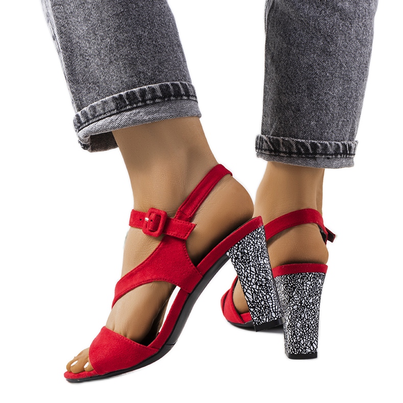 Röda sandaler på en Murdock-stolpe