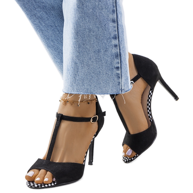 Svarta sandaler på Munger-klack