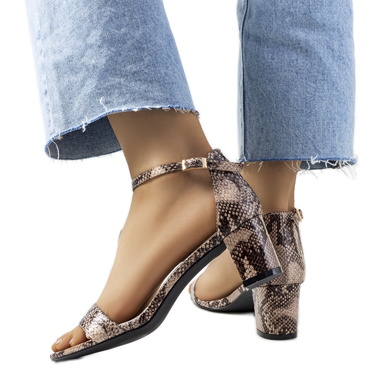 Beige sandaler på stolpe med Azevedo ormmotiv