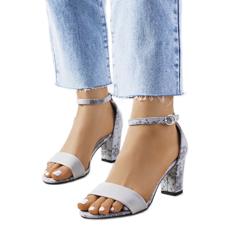 Grå sandaler på en Raglandstolpe