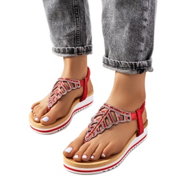 Röda sandaler på Ahola-plattformen