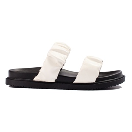 J. Star Vita tofflor med ränder