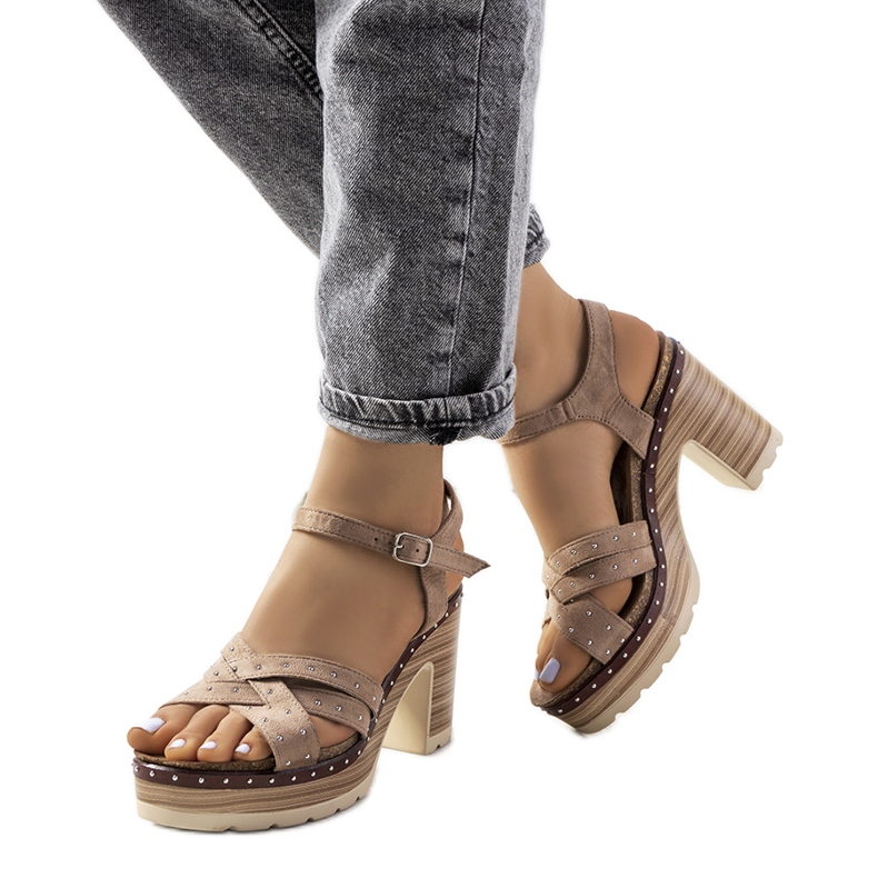 Beige sandaler på Sieds stolpe