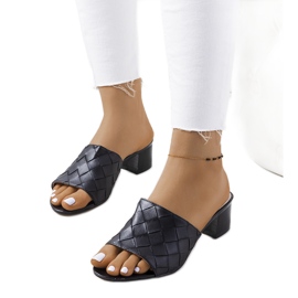 Svarta vävda tofflor på Verdun-stolpen