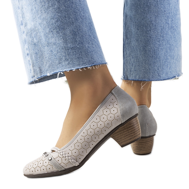 Hernandez grå genombrutna pumpar