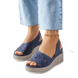 Marinblå genombrutna sandaler på en kilbibel