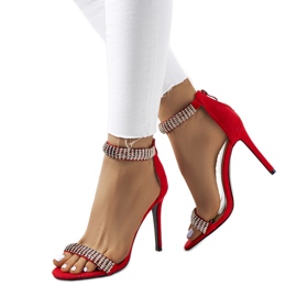 Röda sandaler på Gallegos-klack