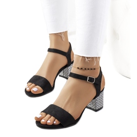 Svarta sandaler på en Jimenez-stolpe vit