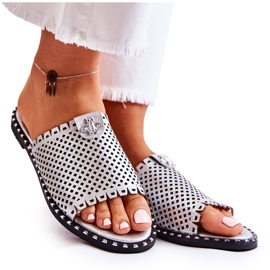 Vinceza Genombrutna tofflor för kvinnor med silverprydnad i frotté silver-