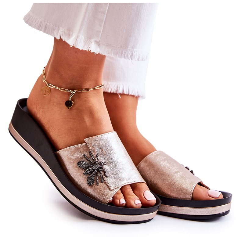 Vinceza Fashionabla kvinnors tofflor med gyllene Holle-dekoration