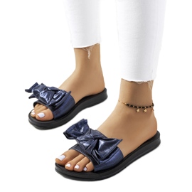 Marinblå tofflor med en glänsande rosett Sora