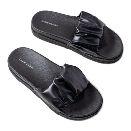 Svarta tofflor på Baldwin-plattformen