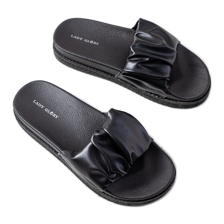 Svarta tofflor på Baldwin-plattformen