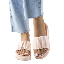 Rosa tofflor på Baldwin-plattformen