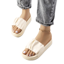 Beige tofflor på Baldwin-plattformen