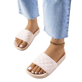 Kates rosa quiltade tofflor