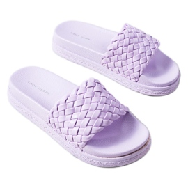 Violett flip-flops på Kapper-plattformen