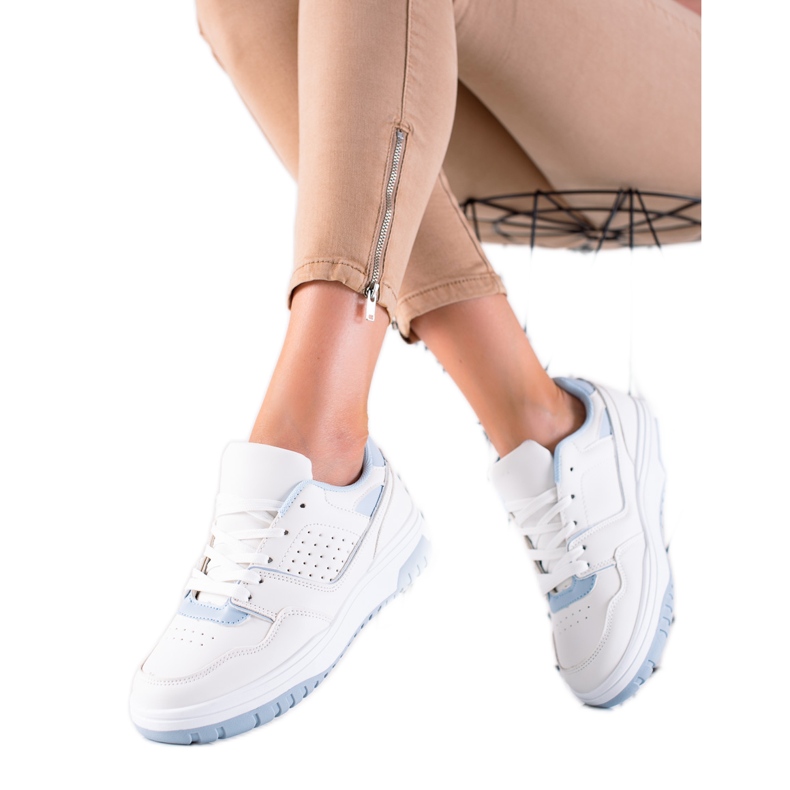 DK Sportskor på plattformen blå