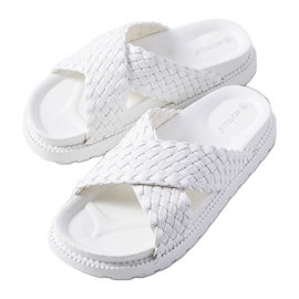 Vita tofflor på Bierings plattform