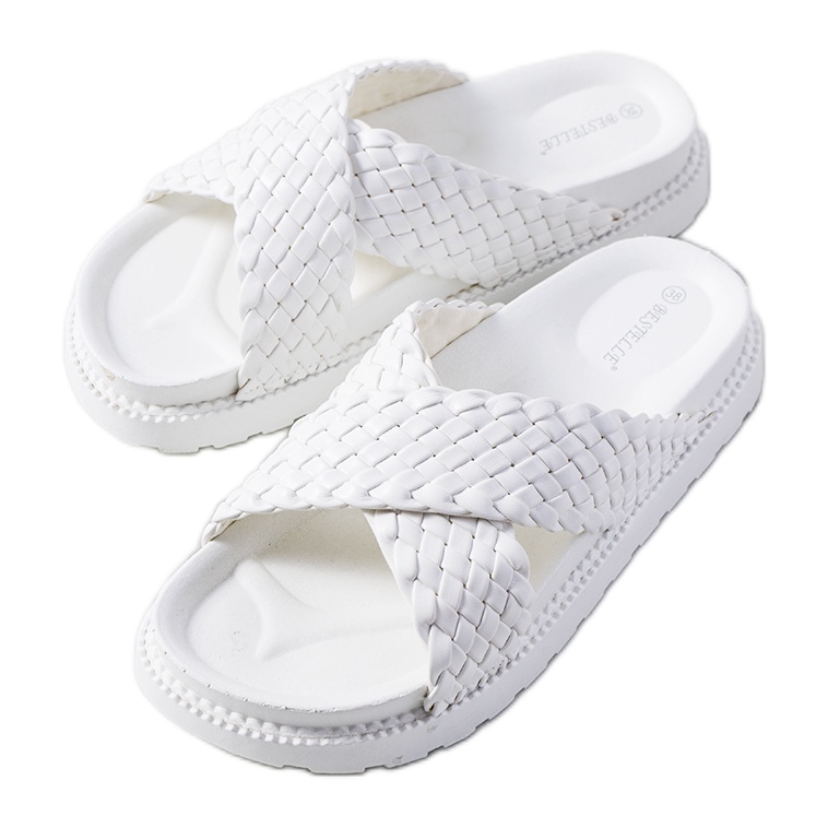 Vita tofflor på Bierings plattform