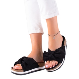 Marquiz Tofflor På Plattformen Med En Rosett svart