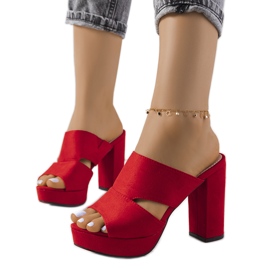 Röda flipflops på hornstolpen