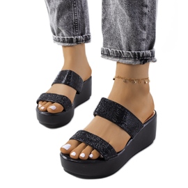 Svarta tofflor på Marlien-plattformen