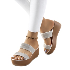 Vita tofflor på Marlien-plattformen