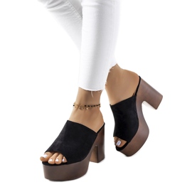 Svarta tofflor på Klaren-plattformen