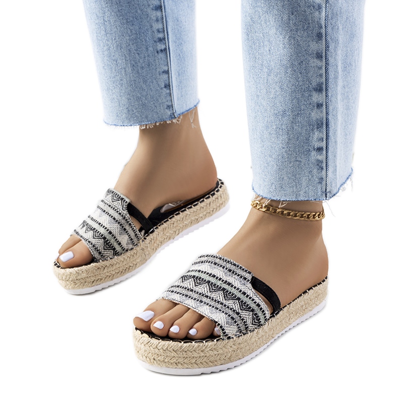 Svarta tofflor på Ana-plattformen