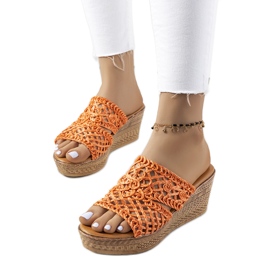Claras orange wedge tofflor