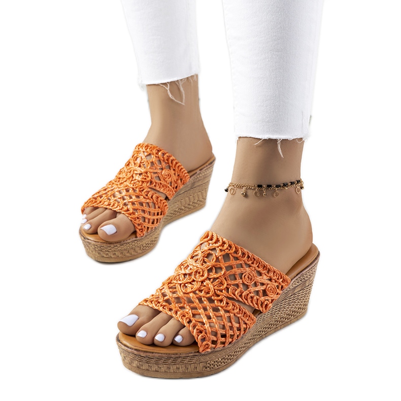 Claras orange wedge tofflor
