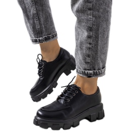 Svarta skor på en Feline traktorsula